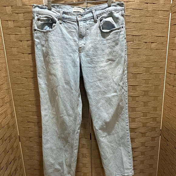 Abercrombie & Fitch Women's Light Wash 90s Midrise Straight Leg Jeans 14s - Picture 3 of 10
